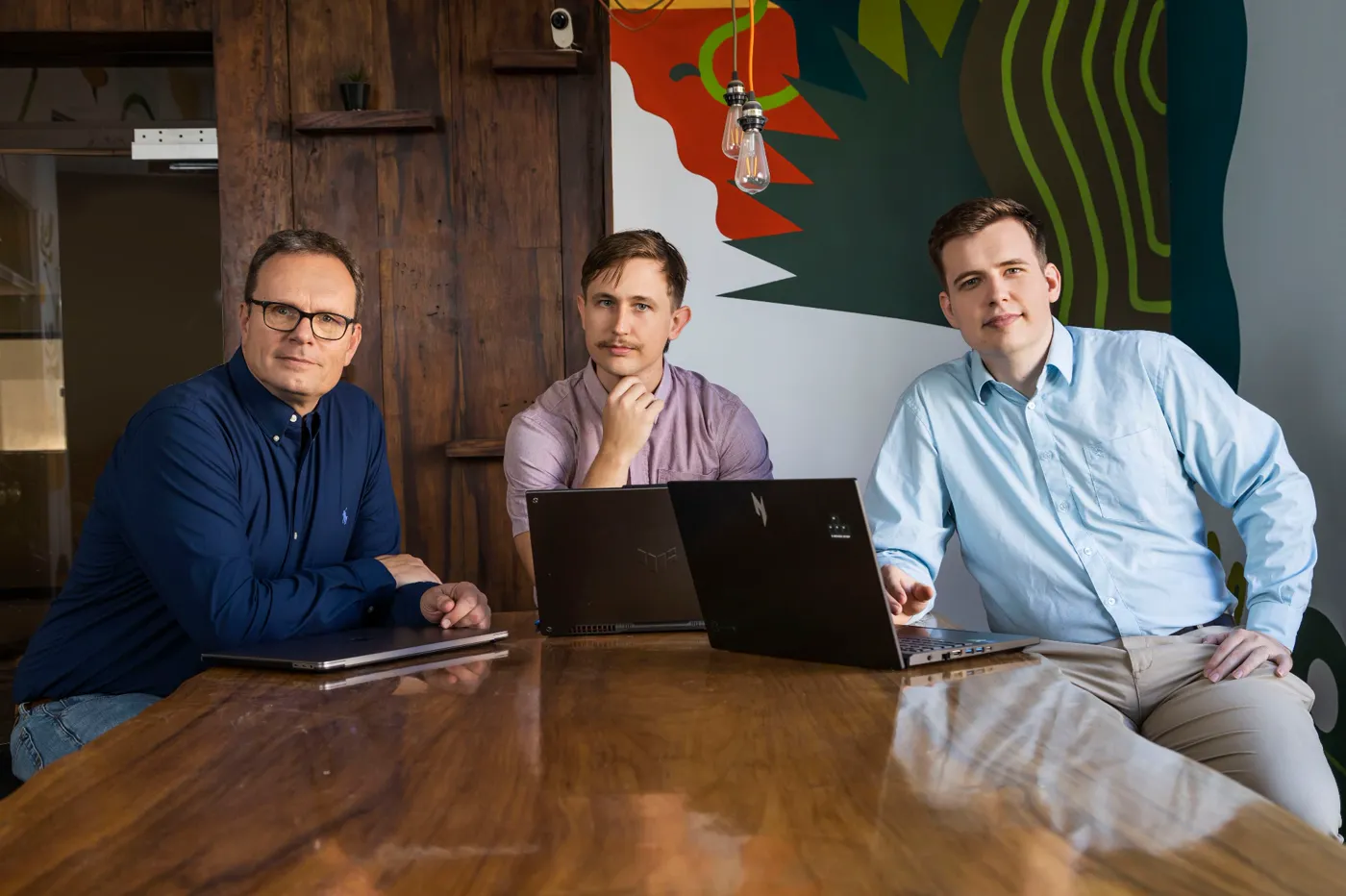 El equipo de progress consulting trabajando juntos en una mesa